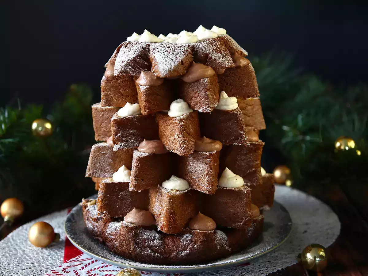 Recipe Pandoro brioche filled with nutella cream and vanilla cream in the shape of a christmas tree