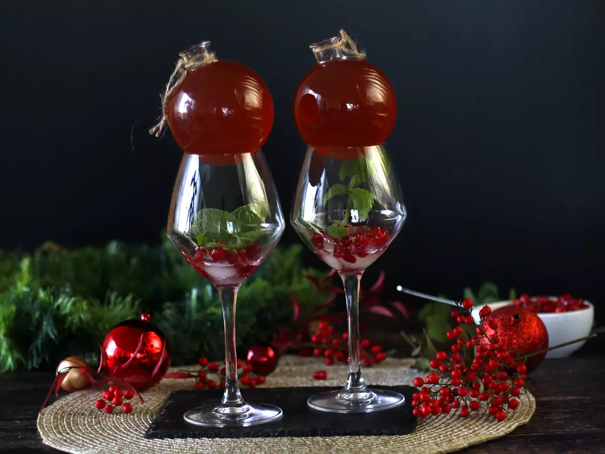 Recipe Pomegranate spritz, the cocktail in a christmas bauble!