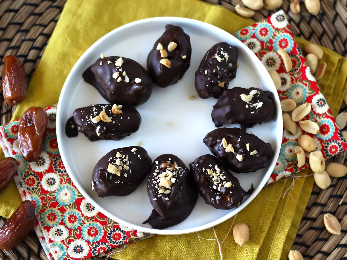 Recipe Homemade healthy snickers bars with dates