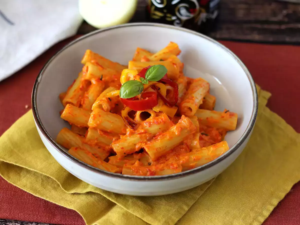 Recipe Pasta with peppers and fresh cheese, the best pasta dish for summer days