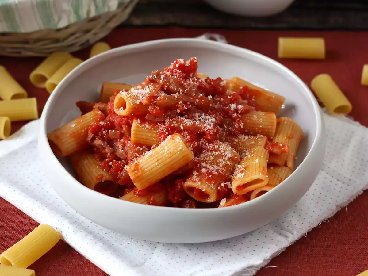 Recipe Amatriciana pasta, the traditional recipe