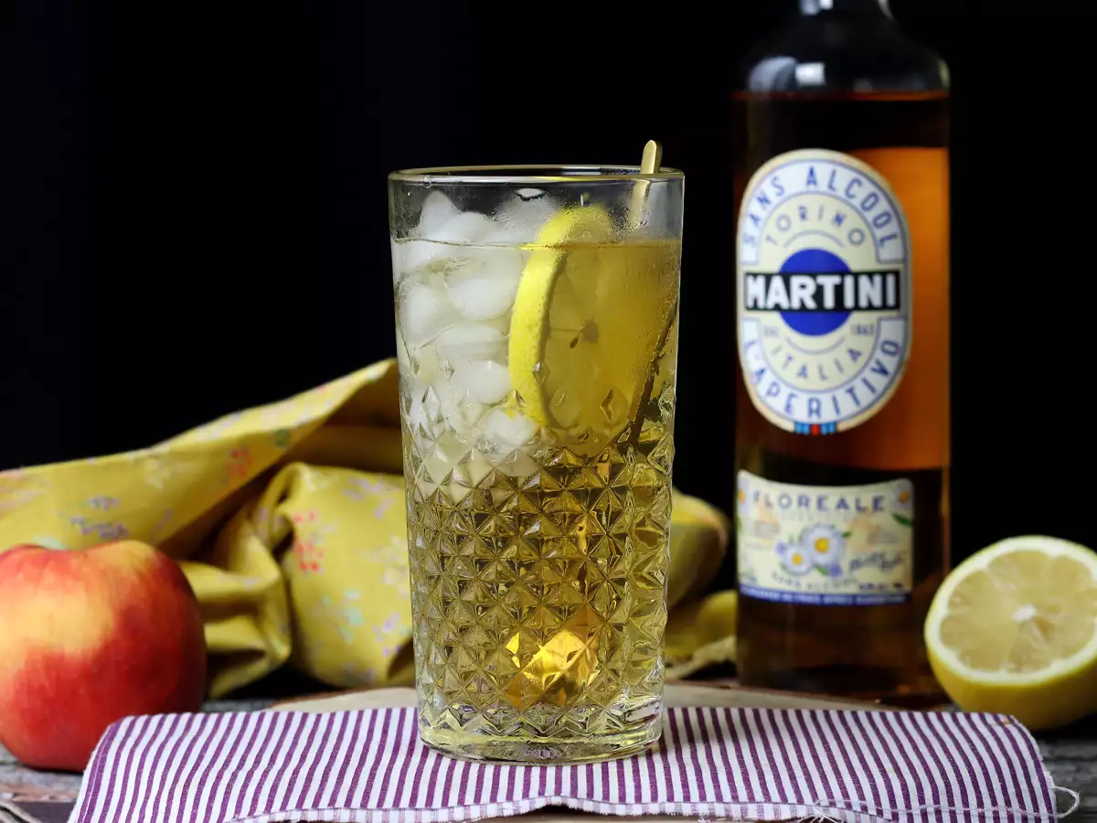 Recipe Spritz martini mocktail, a sweet, floral alcohol-free cocktail for aperitifs