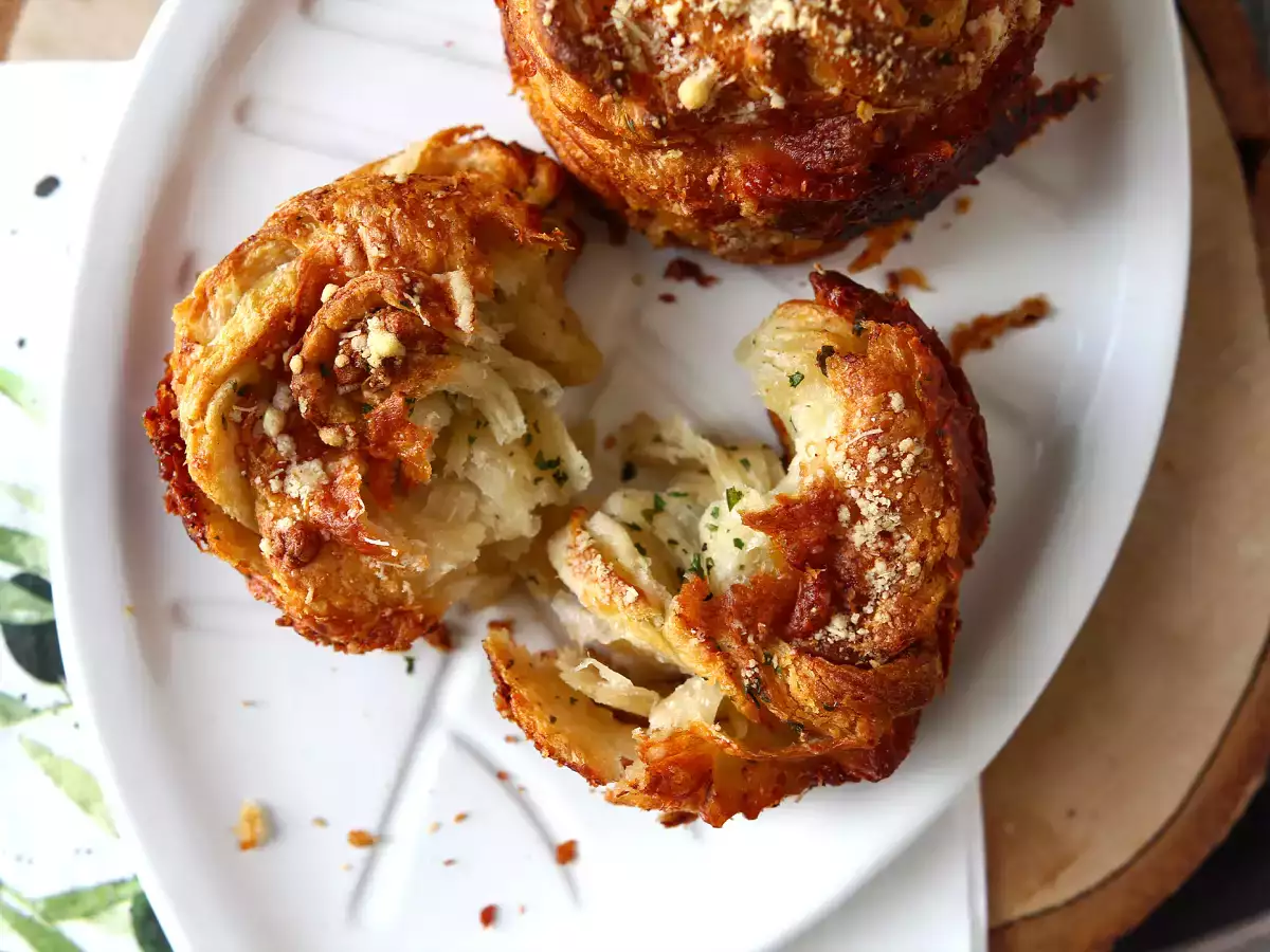 Recipe Cruffins, the combination of a croissant and a muffin, here salted with parmesan and mozzarella.