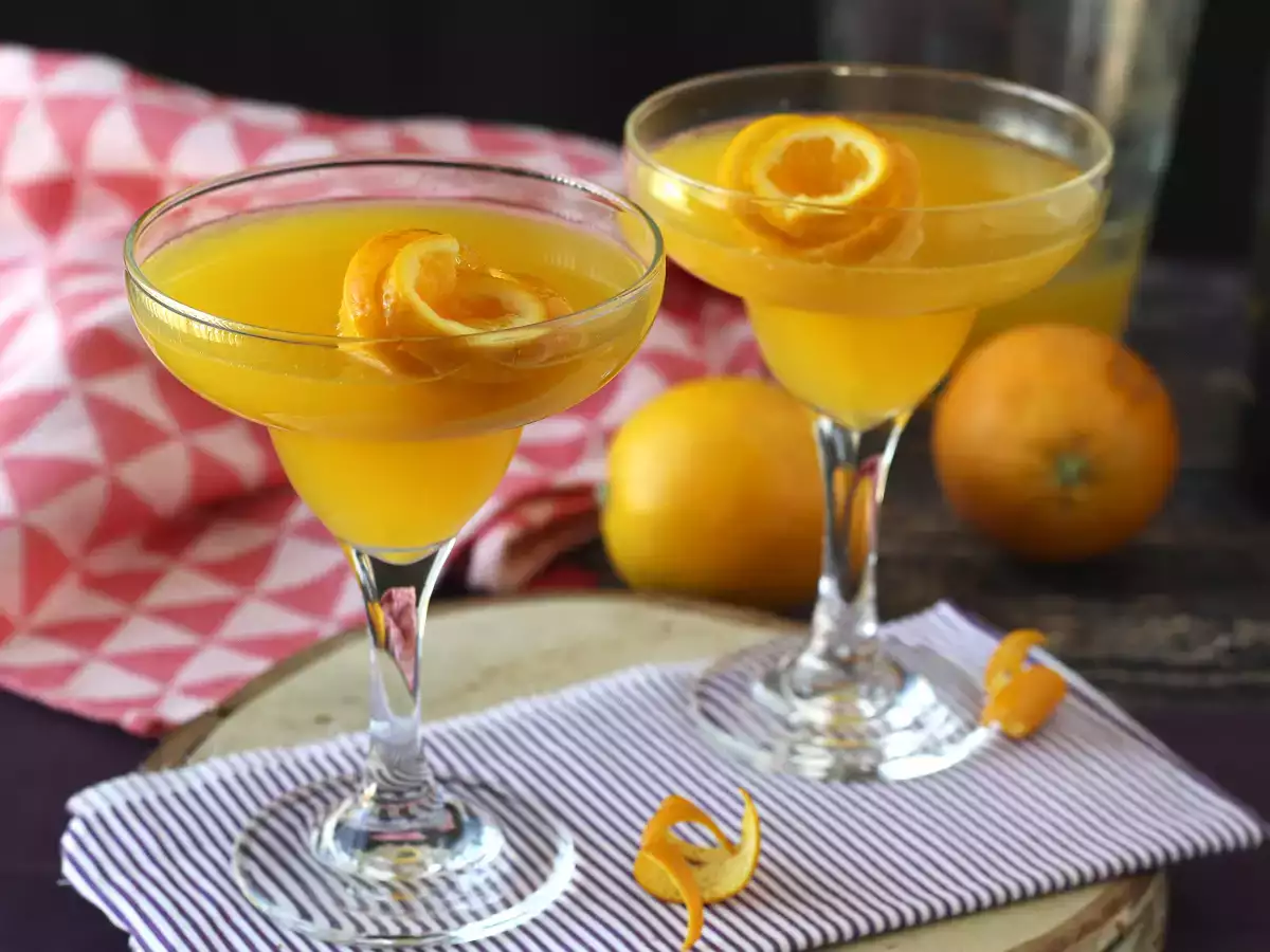 Recipe Agua de valencia, the mediterranean cocktail with cava and orange that you can make at home