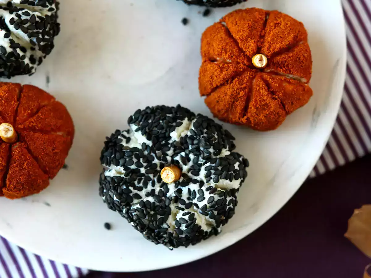 Recipe Aperitif cheese spread in the shape of pumpkins, perfect for halloween!