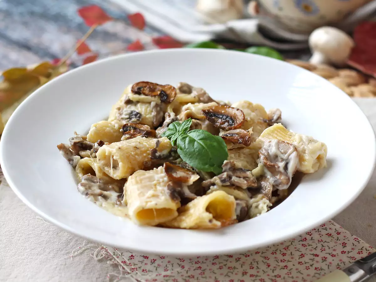 Recipe Creamy pasta with mushrooms and cream: a simple first course with authentic flavor
