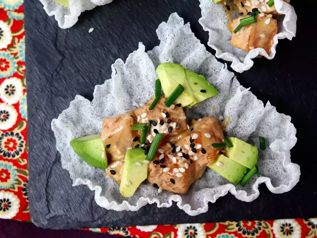 Recipe Asian tacos: spicy salmon tartar and avocado in rice paper chips
