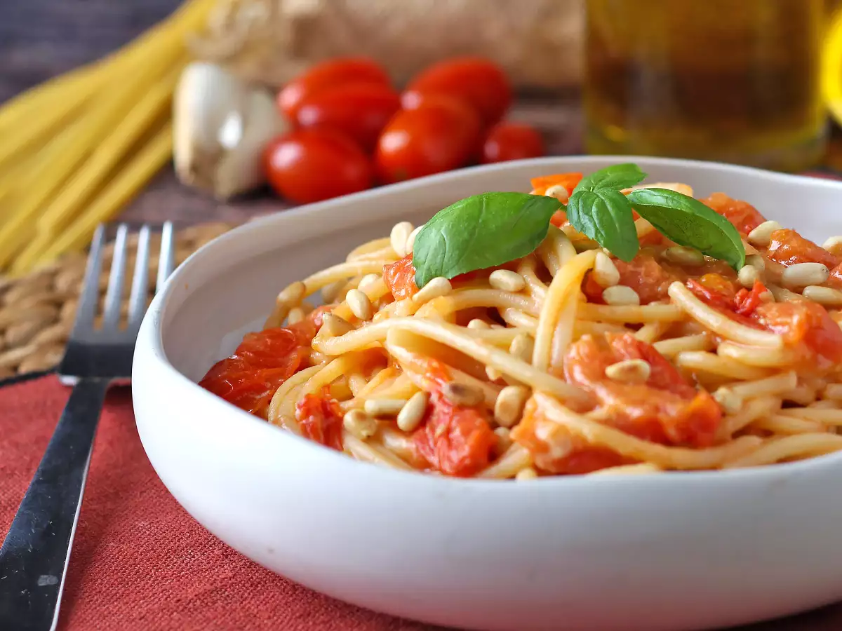 Recipe Spaghetti with cherry tomatoes and pine nuts: creamy and fragrant recipe