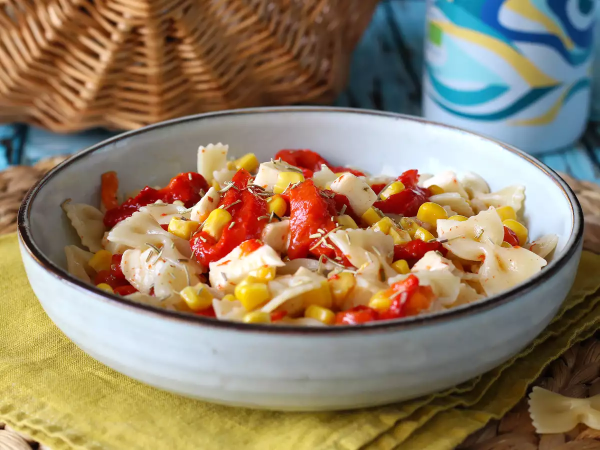 Recipe Cold pasta salad with peppers, corn and mozzarella