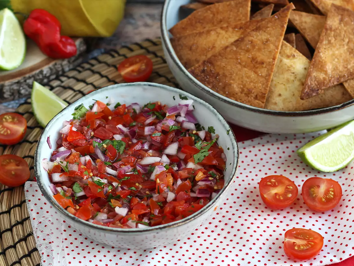 Recipe Pico de gallo and homemade tortilla chips