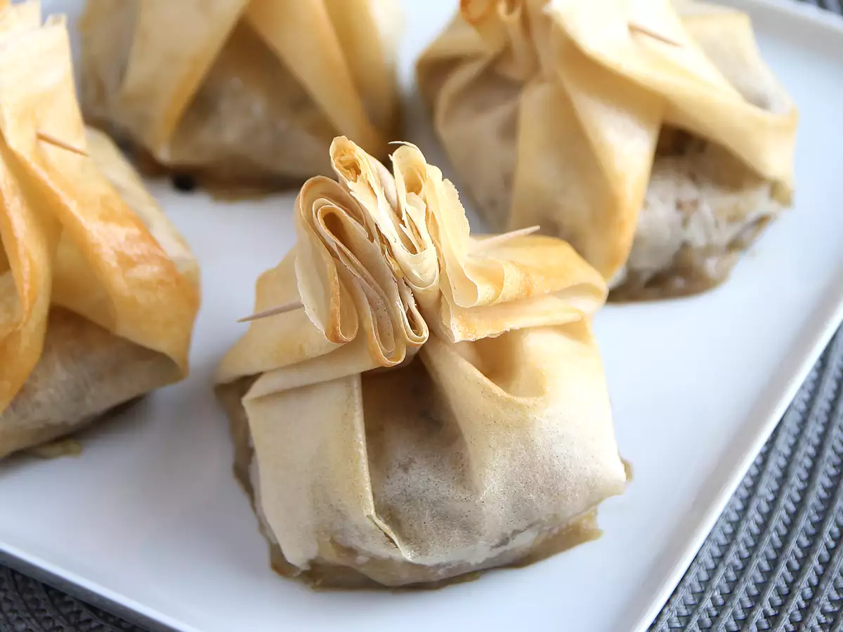 Recipe Extra crispy mushroom, brie cheese, and pear aumônières - purse appetizers