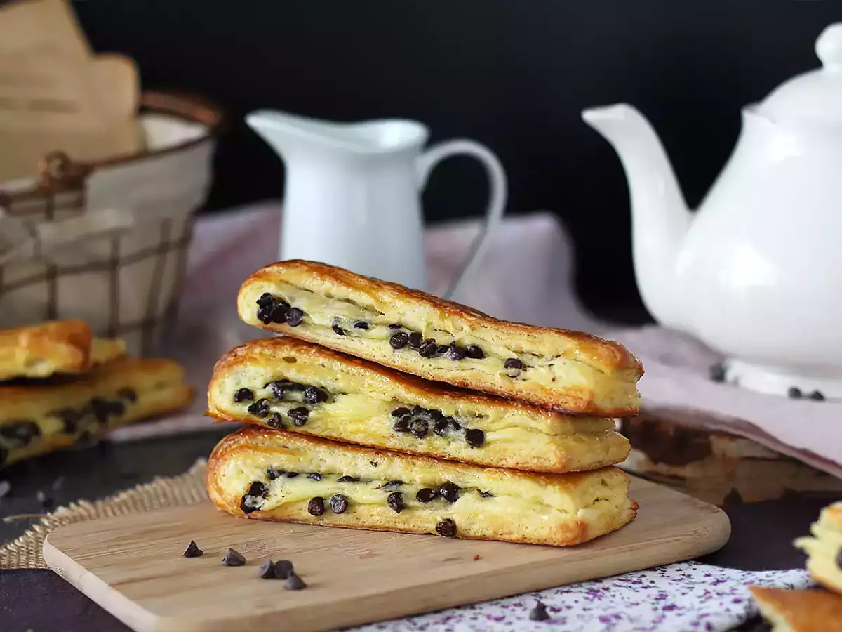 Recipe Swiss brioche - a brioche stuffed with vanilla custard and chocolate chips