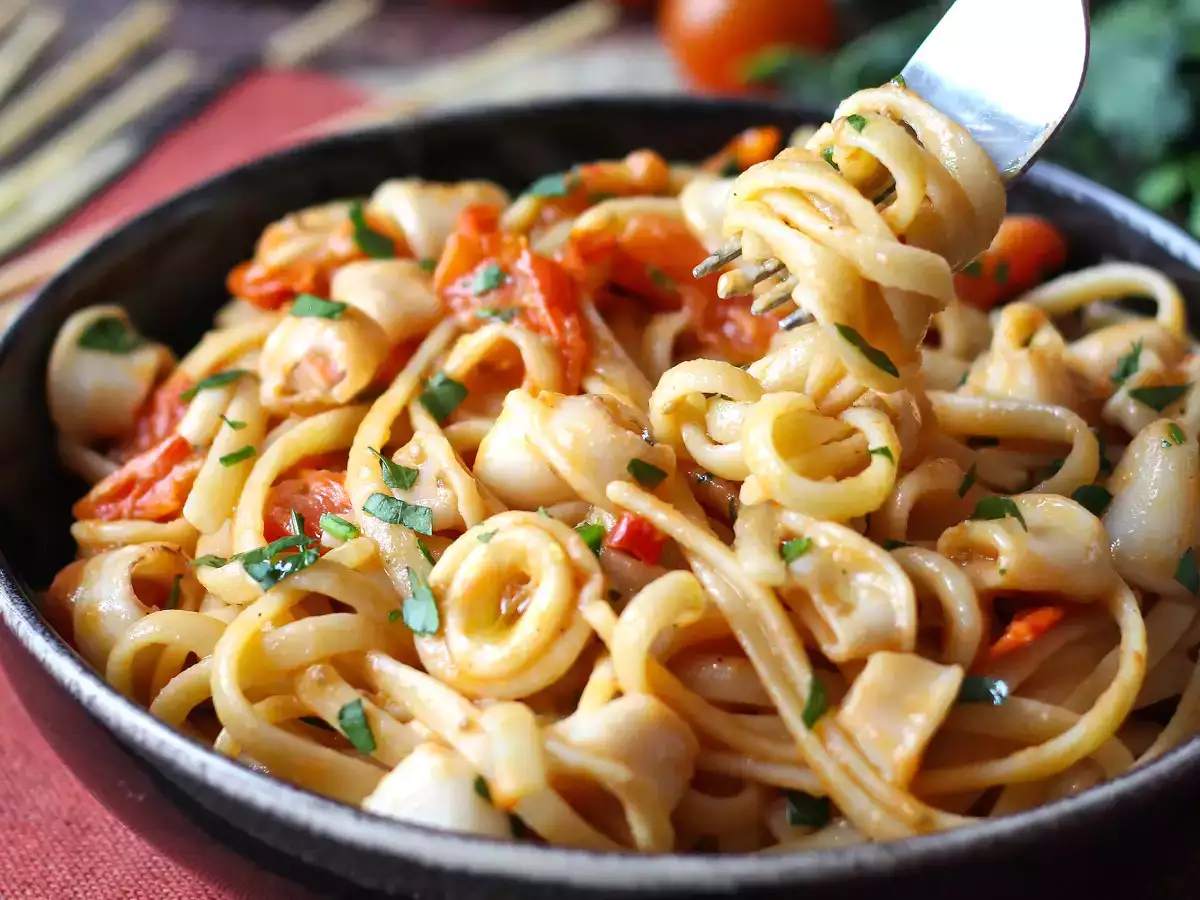 Recipe Pasta with frozen squid and cherry tomatoes: simple and tasty recipe