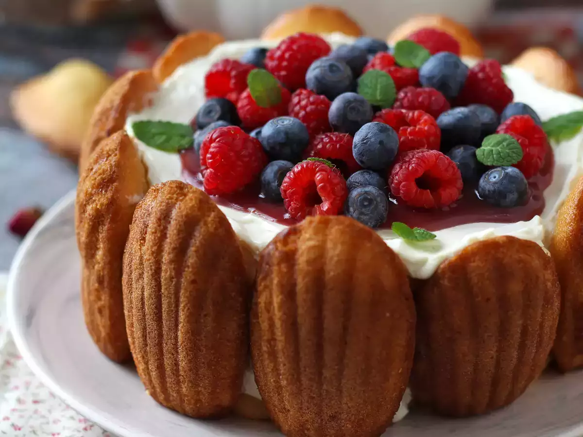 Recipe Red fruit charlotte with madeleines