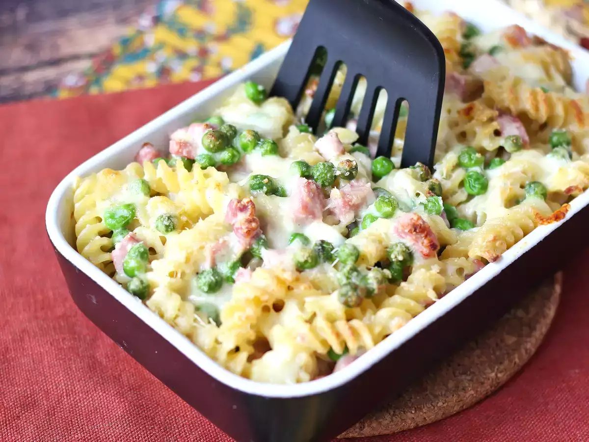 Recipe Creamy baked pasta with peas and ham au gratin