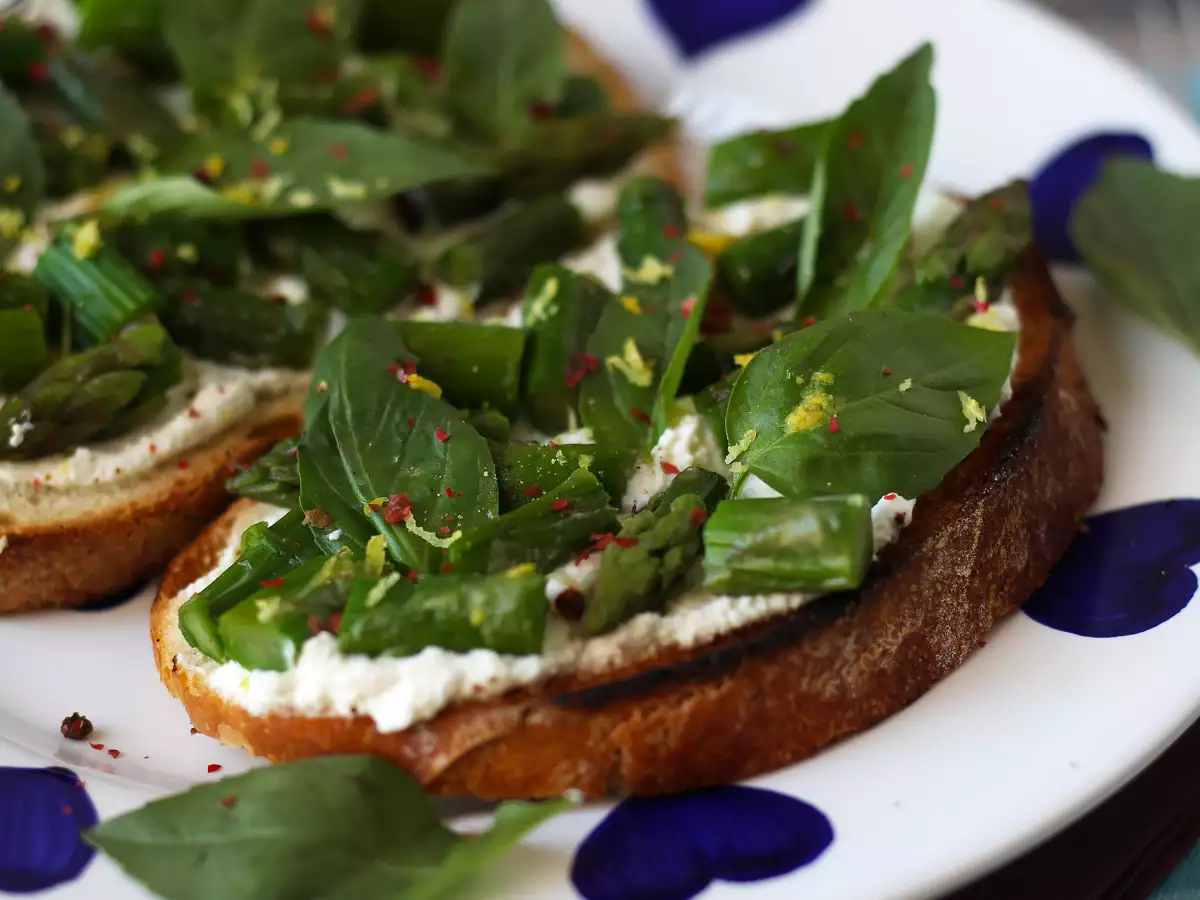 Recipe Asparagus, lemon and basil ricotta toasts