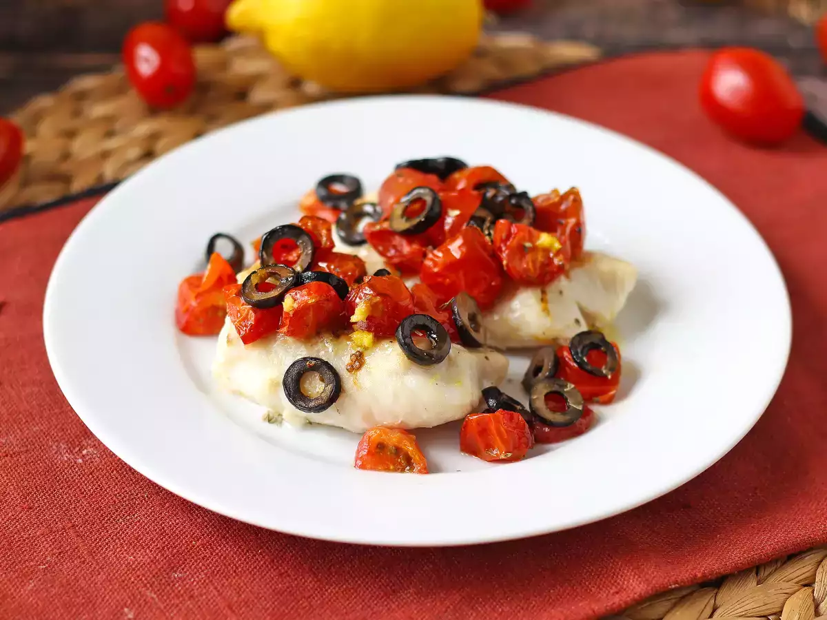 Recipe Cod in air fryer with cherry tomatoes, olives and lemon: light and quick recipe
