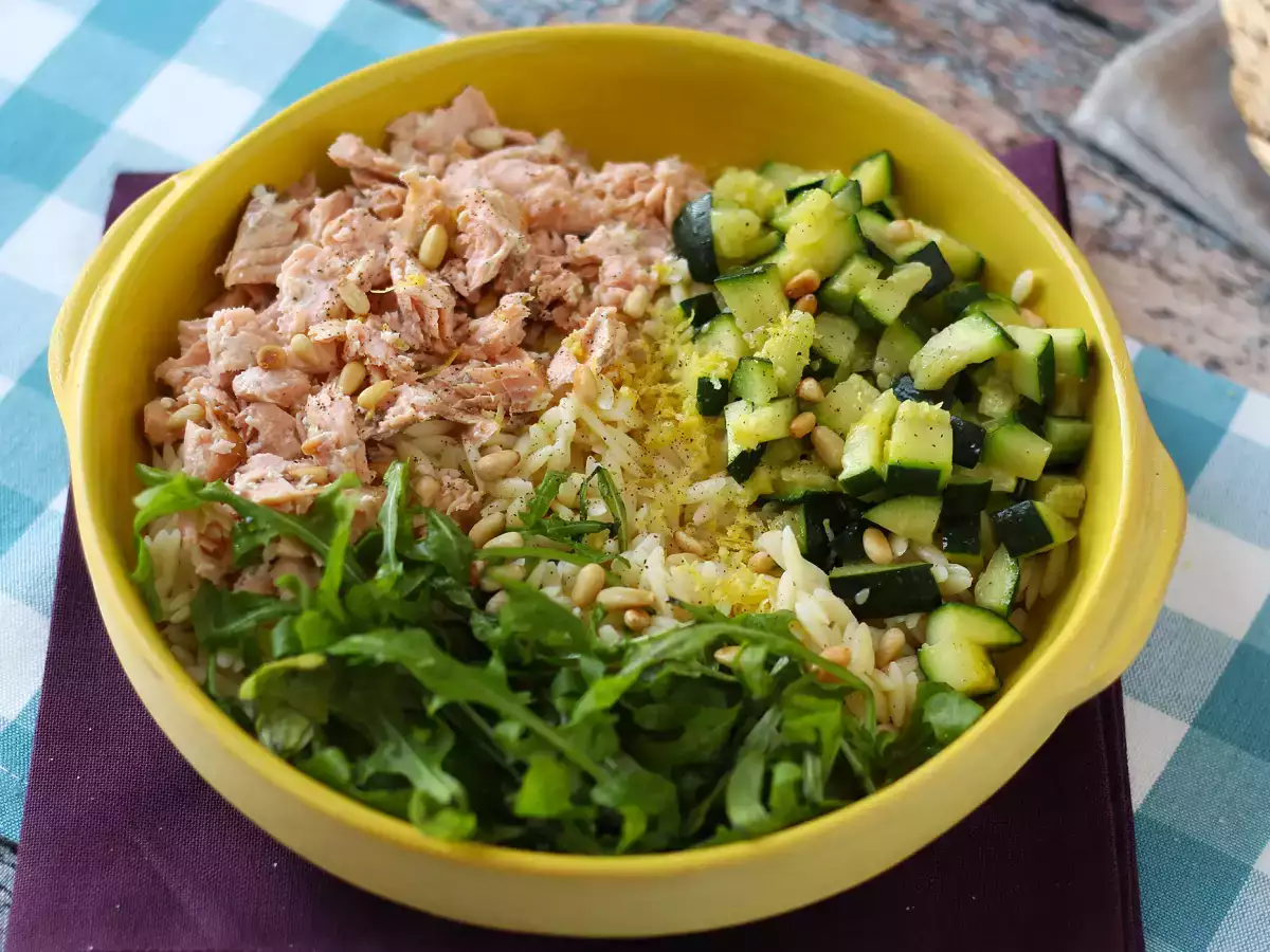 Recipe Orzo pasta salad with salmon and zucchini