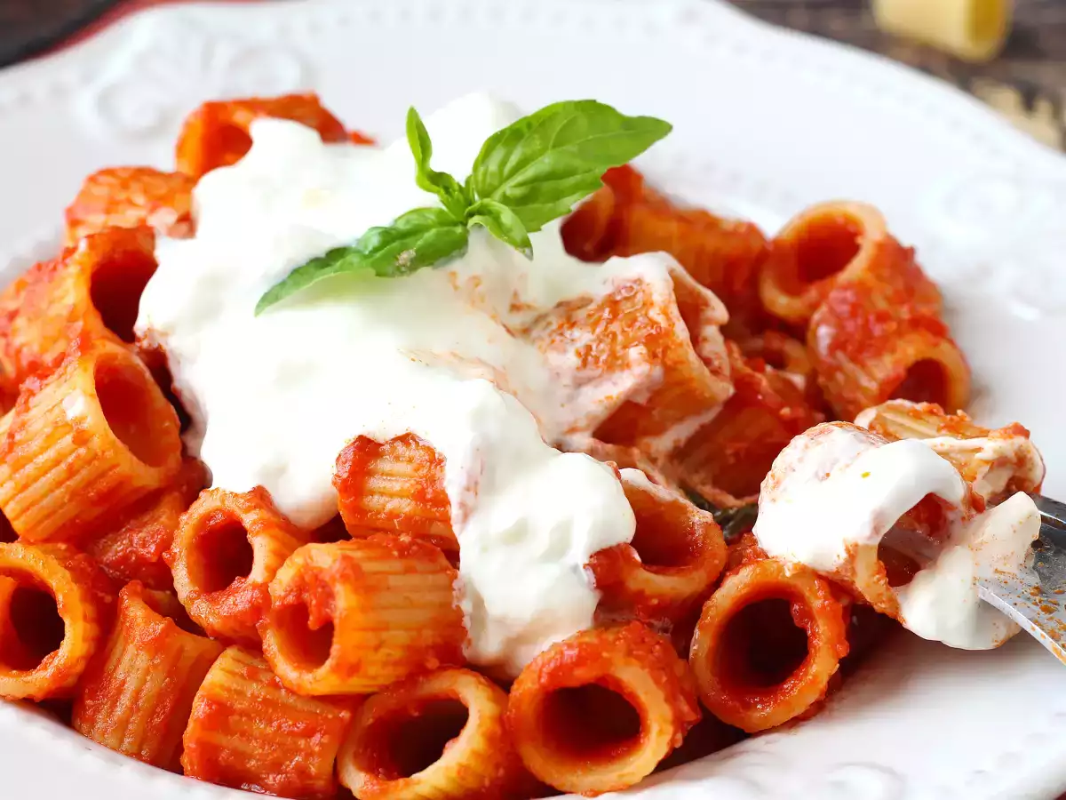 Recipe Pasta with stracciatella and creamy tomato: the first course ready in 10 minutes
