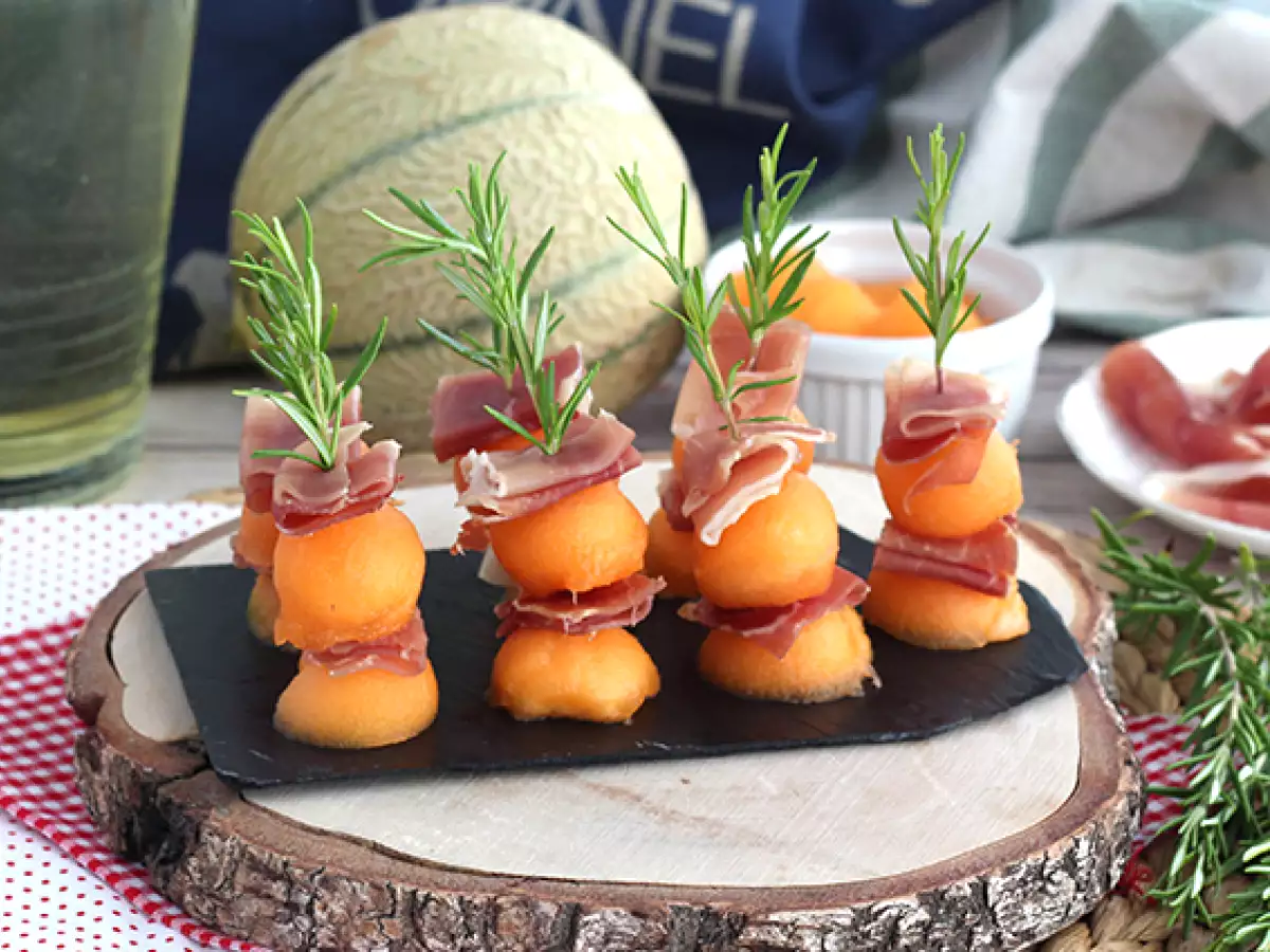 Recipe Appetizer skewers with melon, ham, and rosemary