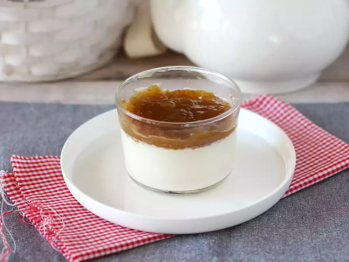 Recipe Vanilla panna cotta with fig coulis