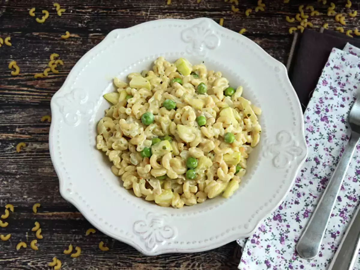 Recipe Macaroni pasta risotto with peas, zucchini, and garlic herb cheese
