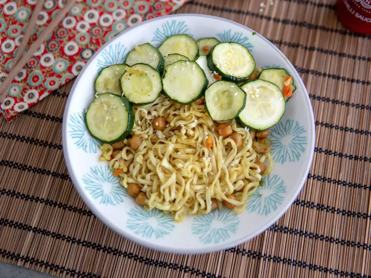 Recipe Stir-fried noodles with roasted chickpeas and zucchini