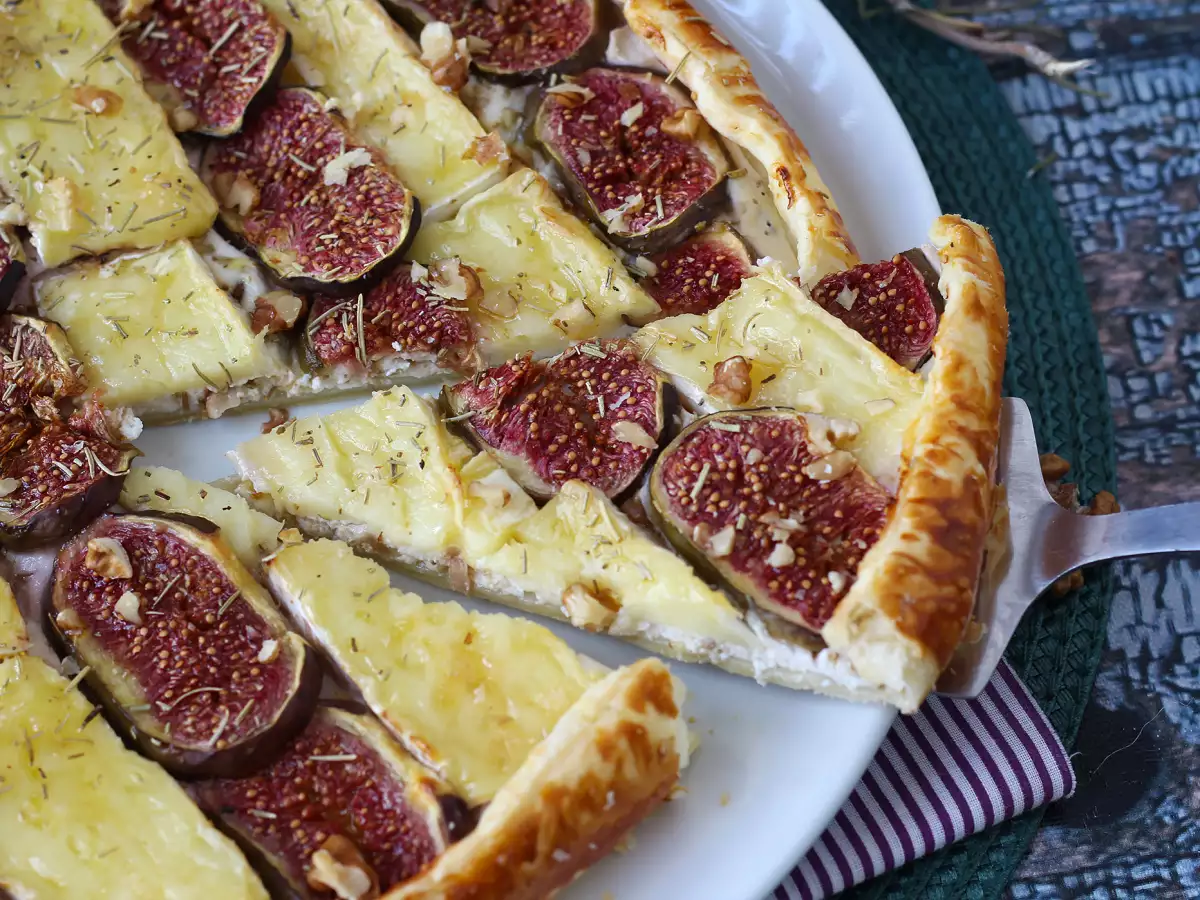 Recipe Thin-crust tart with figs, brie, and walnuts