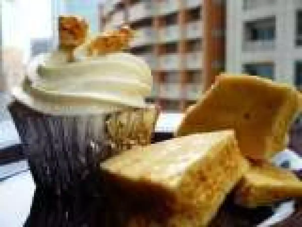 Pinoy Cupcake: Mango Filled Vanilla Bean Cupcakes Frosted with Cream Cheese and Caramel Crunch