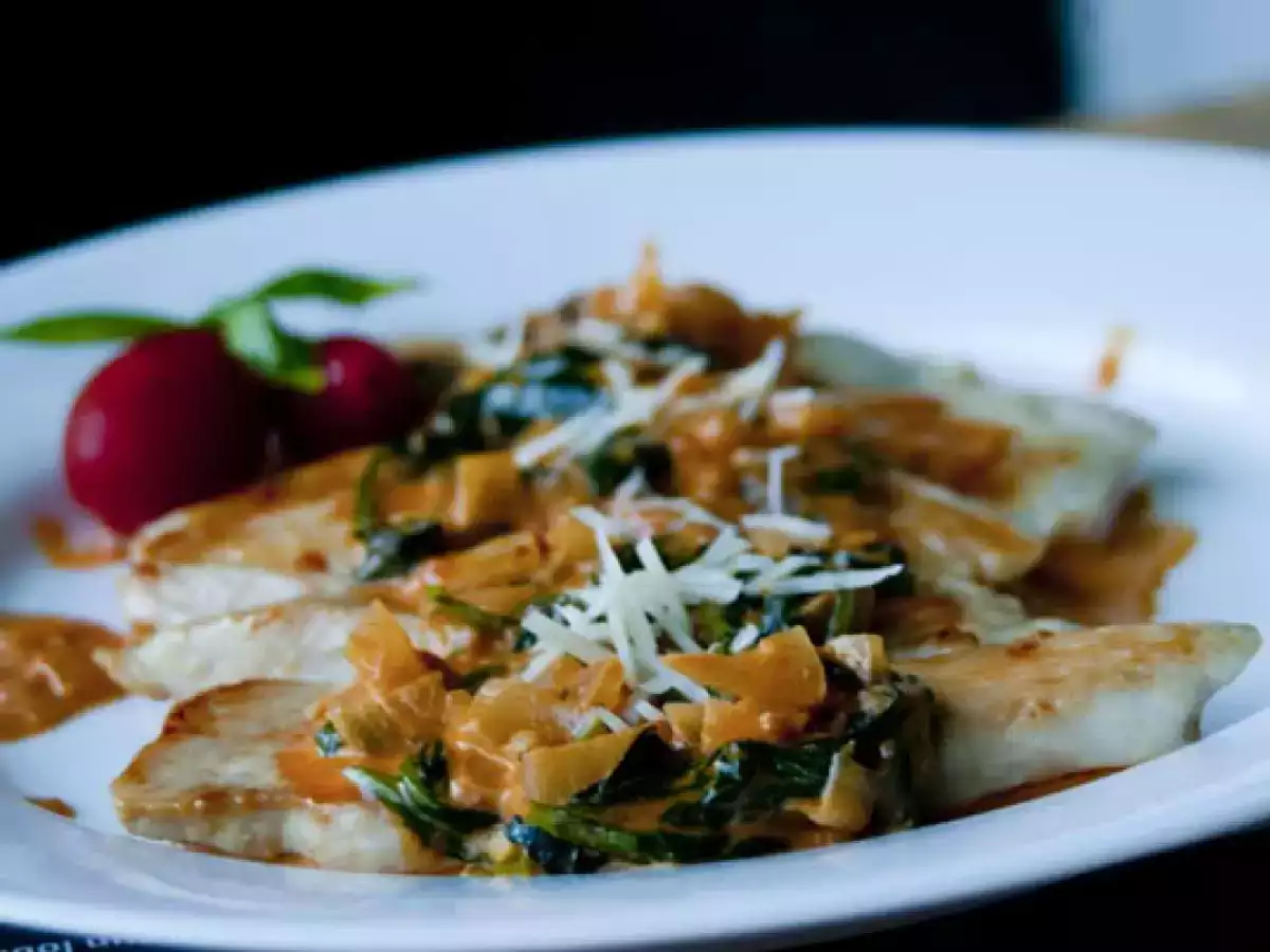Recipe Creamy spinach vodka sauce and sautéed chicken