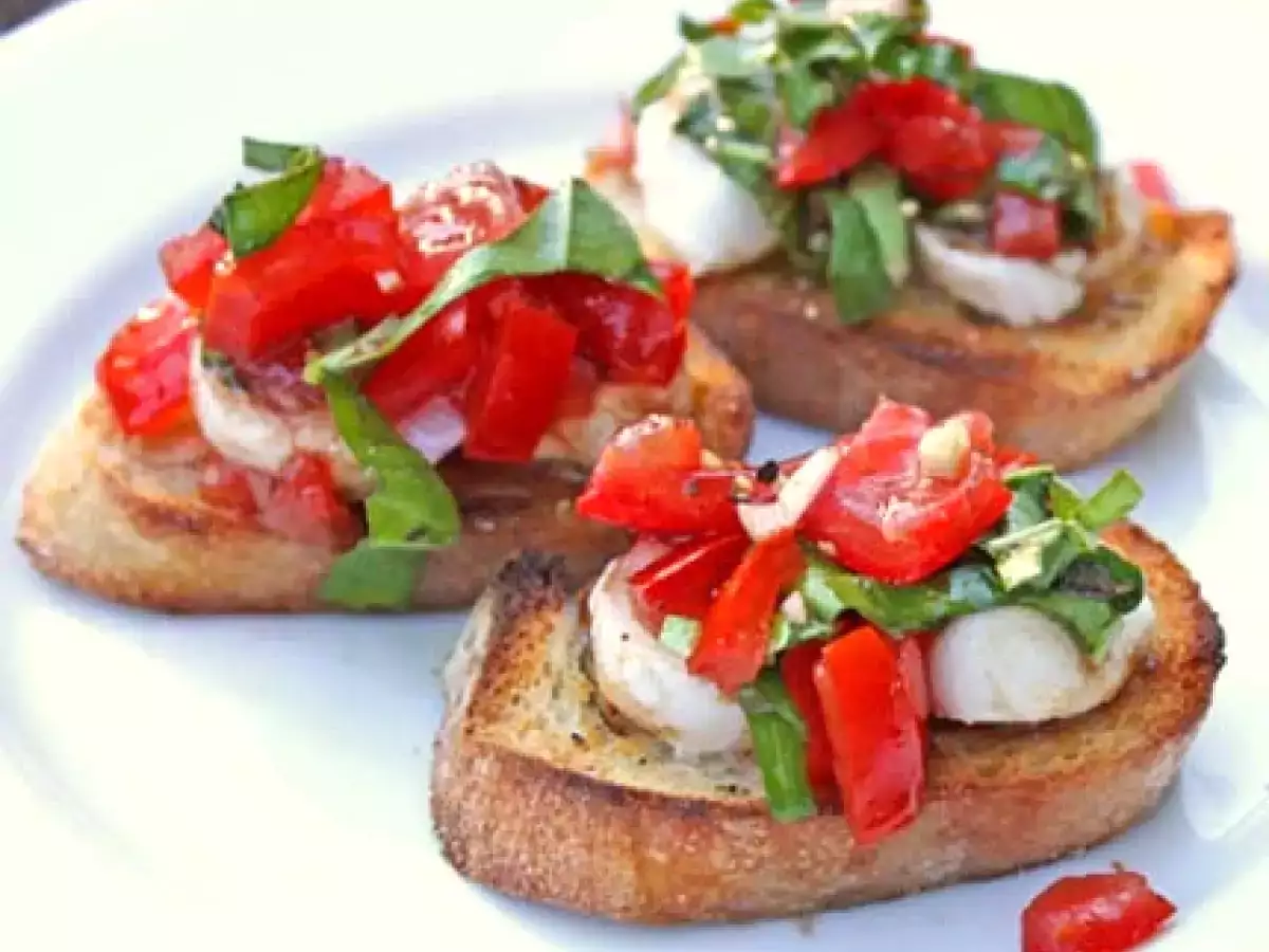Recipe Fresh mozzarella and tomato crostini