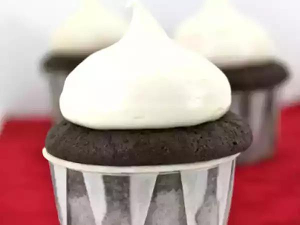 Recipe Edible imagination: alice in wonderland - wacky cupcakes + september's book!