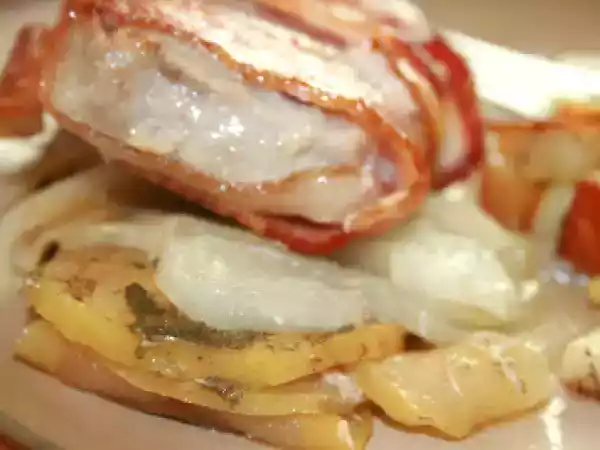 Recipe Bacon wrapped pork chops with apples and onions