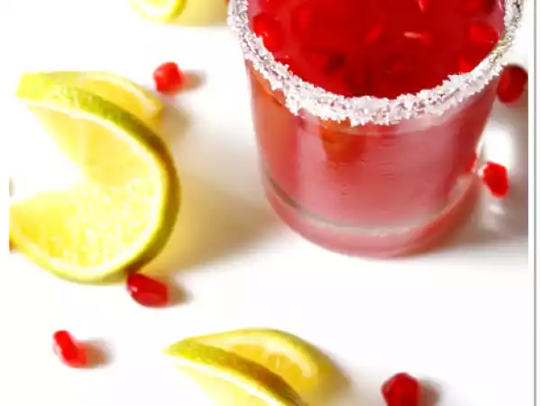 Recipe Pomegranate mocktail & fruity yoghurt