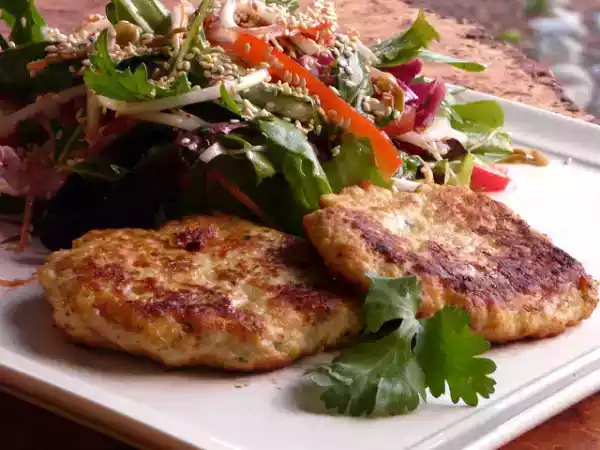 Recipe Asian chicken patties with salad