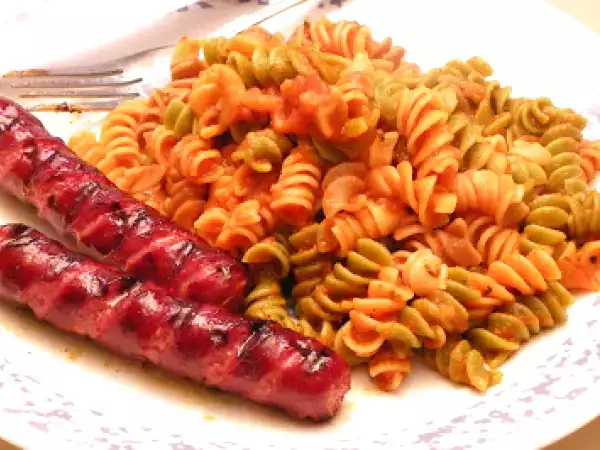 Recipe Colorful fusilli pasta and grilled bratwurst