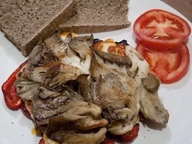 Recipe Recipe: oyster mushrooms with red peppers and haloumi cheese