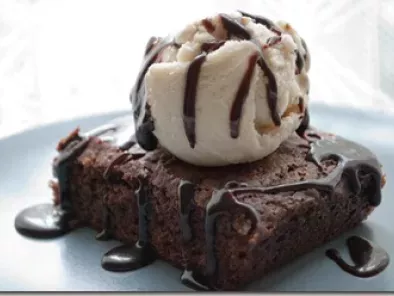 Recipe Deluxe cocoa brownies with vanilla ice cream and hot fudge