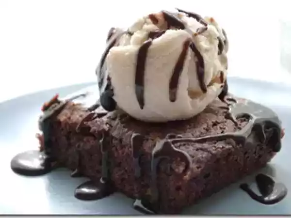 Recipe Deluxe cocoa brownies with vanilla ice cream and hot fudge