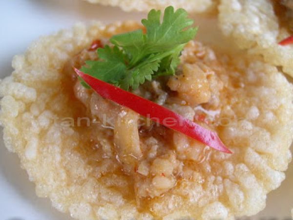 Recipe Khao tang naa tang (rice crackers with prawn sauce)