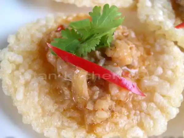 Recipe Khao tang naa tang (rice crackers with prawn sauce)