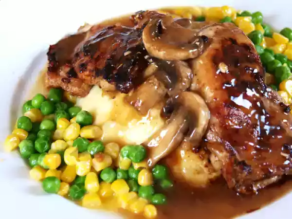 Recipe Spicy creole chicken served in mashed potatoes