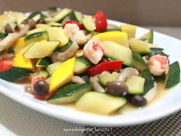 Recipe Zucchini with capsicum, shimeji mushroom & prawns