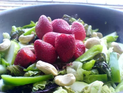Recipe Apple, strawberry, lettuce, and cashew salad