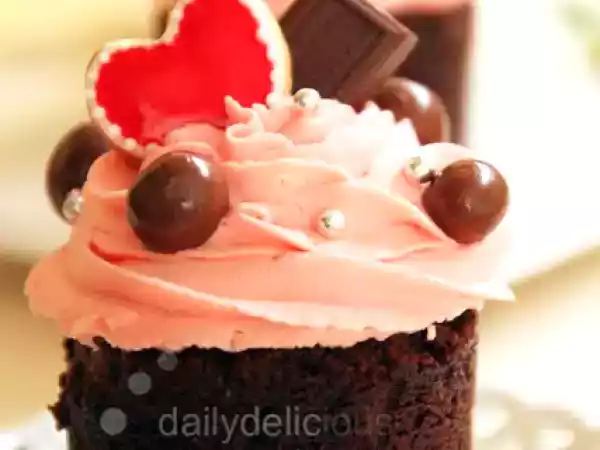 Recipe Valentine chocolate strawberry cupcake