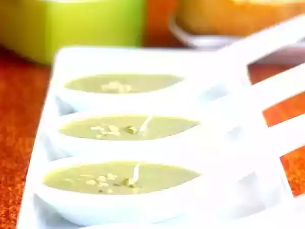 Recipe Nutritious asparagus soup with lemon sauteed tips