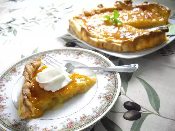 Recipe Rustic peach pie with apricot glaze
