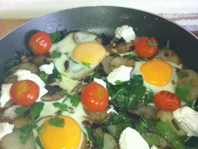 Recipe Eggs, new potato, spinach and tomato healthy hash
