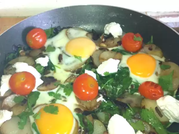 Recipe Eggs, new potato, spinach and tomato healthy hash