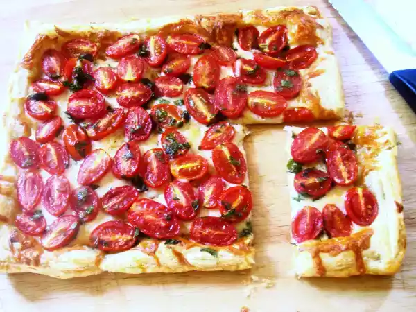 Recipe Puff pastry tomato tart.